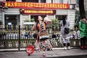 贵州考生邹璇走出考场,兴奋得在众人面前即兴跳舞。 贵州考生邹璇走出考场,兴奋得在众人面前即兴跳舞。