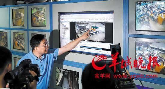 检查组在广雅中学考场检查电子监控系统 羊城晚报记者 陈秋明 摄 检查组在广雅中学考场检查电子监控系统 羊城晚报记者 陈秋明 摄