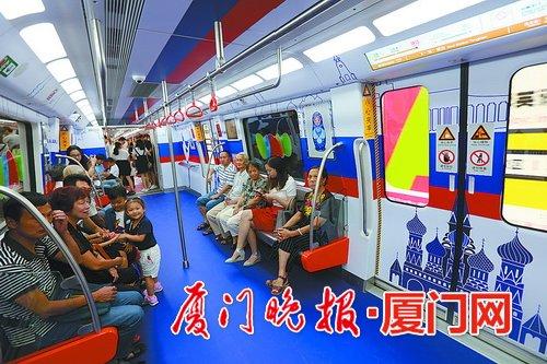 去年10月,市民体验主题车厢。