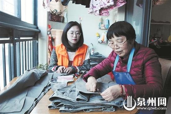 社工经常到领了手工活的居民家中走访,了解进度和需求。